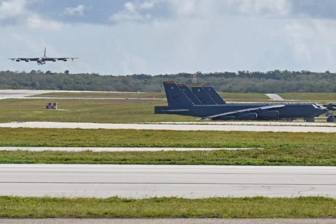 Đúng với cái tên gọi của mình, một phi vụ "Ném bom không ngừng" hay CBP yêu cầu ít nhất luôn có một máy bay ném bom hạng nặng với đầy đủ vũ khí trực chiến trên không trong vòng 24h mỗi ngày và 365 ngày mỗi năm cho tới khi kết thúc nhiệm vụ. Nguồn ảnh: AFmil.