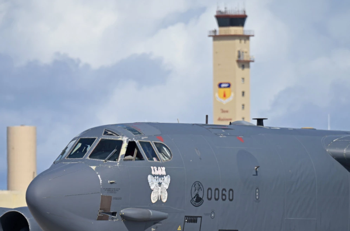 Đây được xấc nhận là các máy bay ném bom chiến lược hạng nặng loại B-52, được Mỹ điều chuyển từ căn cứ sân bay quân sự ở Bắc Dakota tới Guam để tăng cường lực lượng cho nhiệm vụ "Ném bom không ngừng". Nguồn ảnh: AFmil.