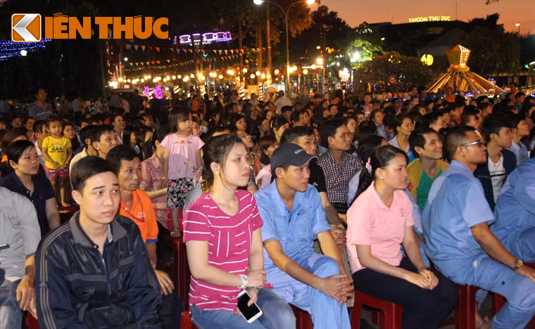 Đây là năm thứ 8, chương trình “Tấm vé nghĩa tình” được LĐLĐ TP HCM tổ chức, đáp ứng sự mong đợi của hàng ngàn CN đang làm việc tại các KCX-KCN. Ngay sau giờ tan ca, hàng nghìn công nhân làm việc tại KCX Linh Trung 1, 2; KCN Bình Chiểu, Khu Công nghệ cao quận 9...đã hớn hở đến Nhà văn hoá Thiếu nhi quận Thủ Đức để nhận những tấm vé nghĩa tình. 