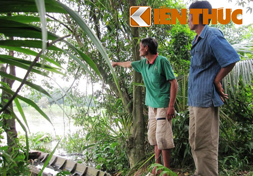 Một người dân kể lại vị trí phát hiện "thi thể" bà Út Dí và được đưa vào cột ven bờ.