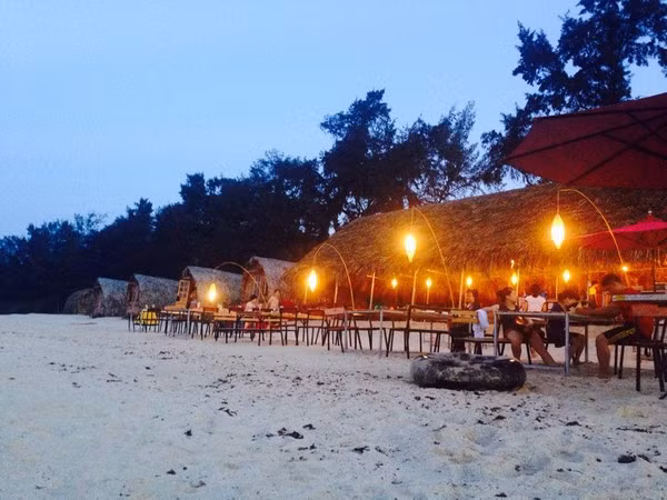 Buổi tối là thời gian lãng mạn nhất ở bãi biển này, khi bạn có thể thưởng thức bữa tiệc hải sản với mực tươi, tôm, cá hay ốc móng tay đặc sản dưới ánh sáng lung linh của những chiếc đèn bão được sắp xếp hết sức tinh tế.