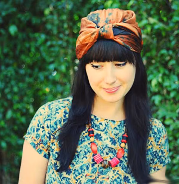 Kiểu quấn đội đầu: Với một chiếc khăn vải, bạn cũng hoàn toàn có thể biến chúng thành mũ đội đầu bằng cách quấn khăn siêu đơn giản.