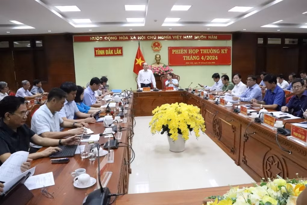 Bác tin đồn lãnh đạo Đắk Lắk bị cấm xuất cảnh Bac tin don lanh dao Dak Lak bi cam xuat canh