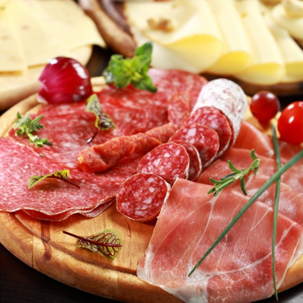 6. Thịt chế biến Có rất nhiều natri trong các loại thịt chế biến như giăm bông, thịt xông khói, có thể là lý do khiến da mặt sưng nề. Những loại thịt này cũng chứa nitrit làm phá hủy collagen và elastin trong da gây ra lão hóa sớm. Ảnh Internet