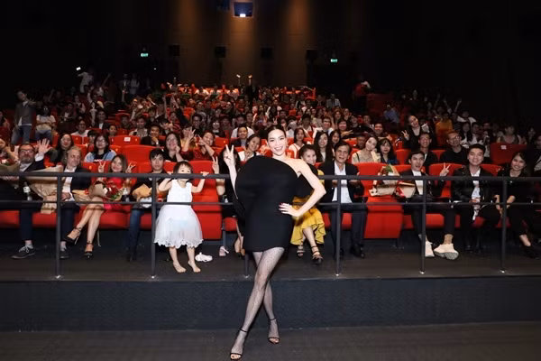 Ha Ho mang ca Subeo va ban trai Kim Ly vao MV ky xao 3D-Hinh-2