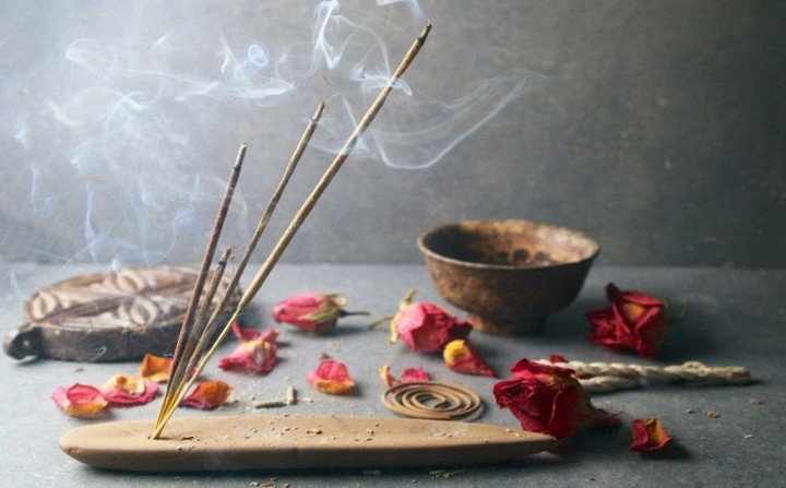 Việc thắp hương với số lượng lớn có thể tạo ra các hạt nhỏ trong không khí gây hại cho đường hô hấp và ảnh hưởng xấu đến môi trường./.