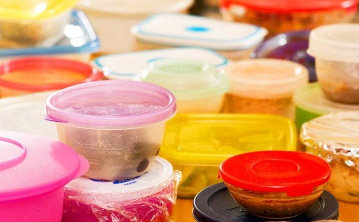 Đồ nhựa thường chứa các hóa chất độc hại như BPA đặc biệt khi tiếp xúc với thức ăn nóng, nó làm tăng nguy cơ ung thư và bệnh tiểu đường. Giải pháp cho bạn là thay thế đồ nhựa bằng đồ thủy tinh hoặc thép không gỉ.