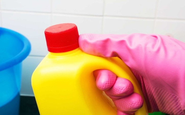 Thuốc tẩy có khả năng loại đi những vết bẩn và vi khuẩn trên bề mặt, tuy nhiên, chúng cũng khiến nền nhà bị ăn mòn và tạo thành nơi tích tụ vi khuẩn.