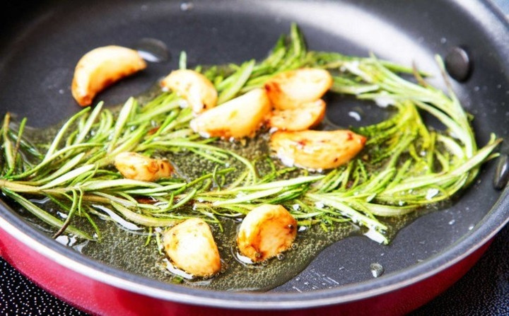 Dụng cụ nấu ăn với khả năng chống dính: Những nghiên cứu mới đây đã chỉ ra rằng, những hóa chất chống dính có thể bị thoát ra khi ở nhiệt độ cao, gây hại sức khỏe.