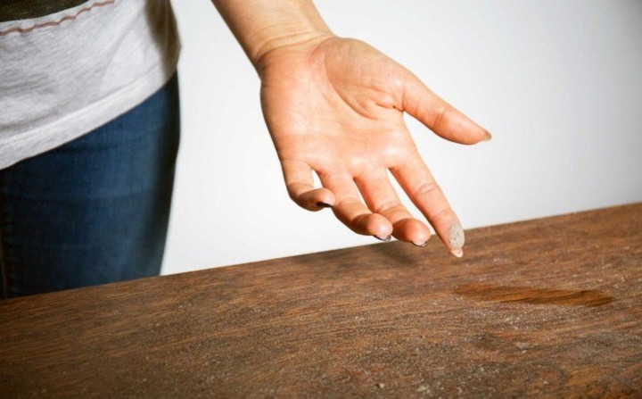 Bụi tồn tại ở những nơi ít được vệ sinh hoặc trên bề mặt nội thất, sàn nhà có thể là tác nhân gây bệnh ung thư. Bạn cần hút bụi và vệ sinh nhà cửa thường xuyên để giảm tác nhân gây bệnh này.