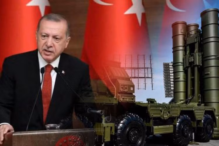 Việc Thổ Nhĩ Kỳ trì hoãn đưa tổ hợp S-400 Triumf vào hoạt động ban đầu được giải thích là do tác động của đại dịch COVID-19, nhưng lý do này không thuyết phục được nhiều người.