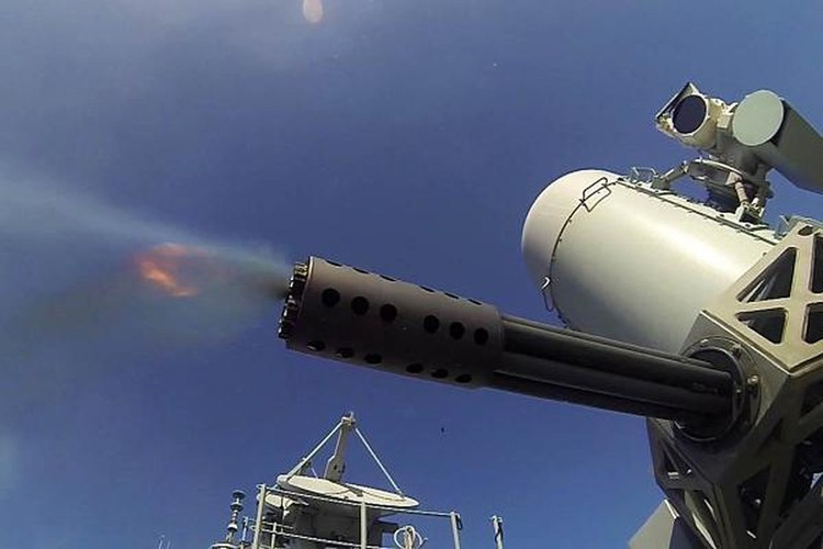 Phalanx ban đầu được thiết kế để đánh chặn máy bay không người lái, tên lửa và trực thăng, song trong những năm gần đây được nâng cấp lên biến thể 1B để tác chiến trên mặt biển và đủ khả năng tấn công những tàu pháo nhỏ ở khoảng cách gần.