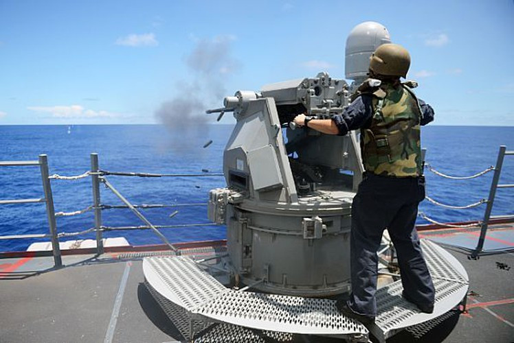 Để hỗ trợ cho pháo chính, các chiến hạm Mỹ còn được trang bị nhiều loại súng và pháo khác nhau như đại liên 12,7 mm và pháo 57 mm chuyên diệt tàu nhỏ.