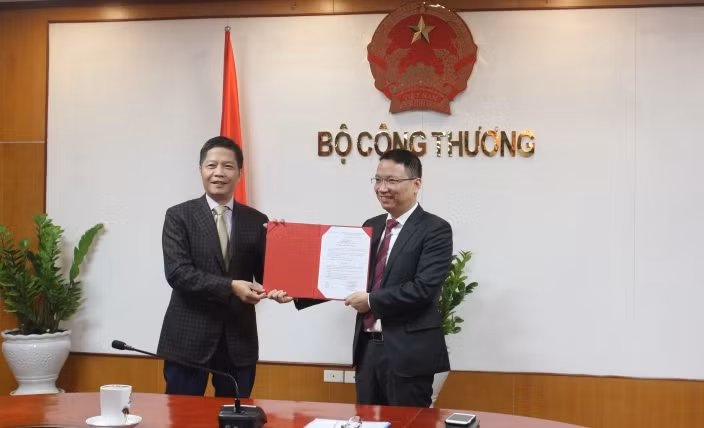 Co hay khong Bo truong Tran Tuan Anh o tren chuyen bay “quy ba