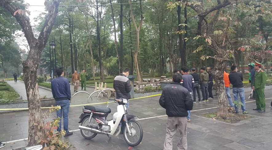 Nguoi phu nu tu vong o vuon hoa Ha Dong: 