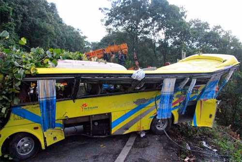 Khoi to vu an xe khach cho sinh vien lao xuong deo Hai Van-Hinh-2