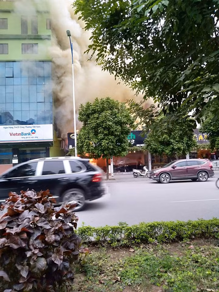 Bước đầu xác định, hỏa hoạn không gây thiệt hại về người, tuy nhiên đã làm hư hỏng nhiều tài sản phía bên trong quán cháo ếch Singapore.