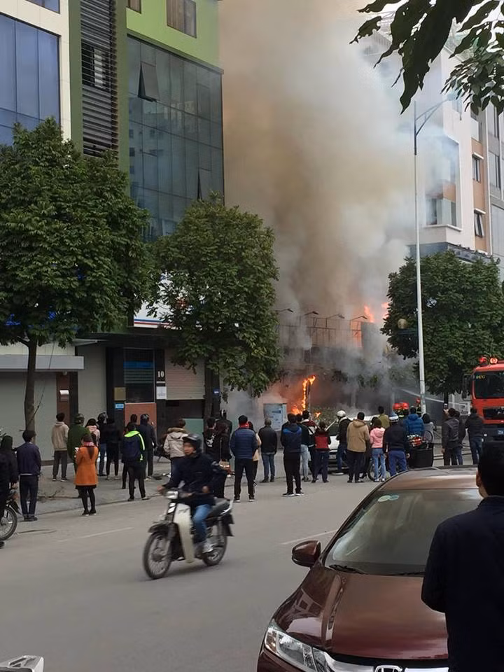 Ngay khi tiếp nhận tin báo, lực lượng Công an phường Quan Hoa đã khẩn trương ra hiện trường phối hợp với lực lượng PCCC cơ sở dập lửa, cứu hộ cứu nạn kịp thời.