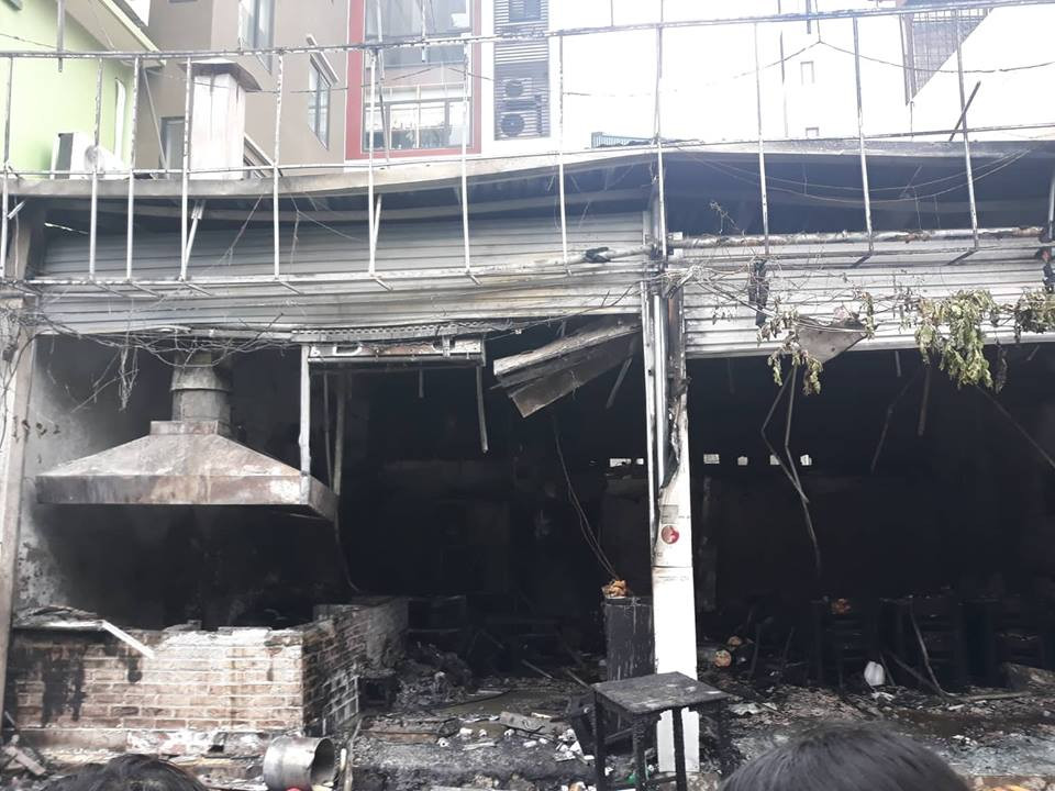  Đám cháy thiêu rụi quán cháo ếch Singapore.