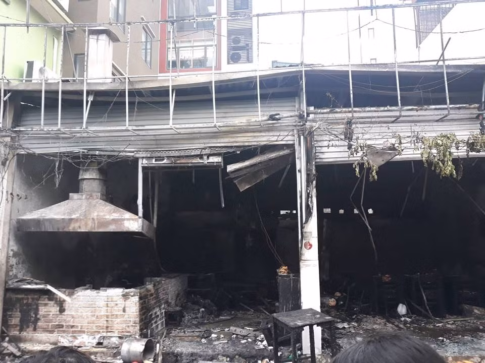  Đám cháy thiêu rụi quán cháo ếch Singapore.