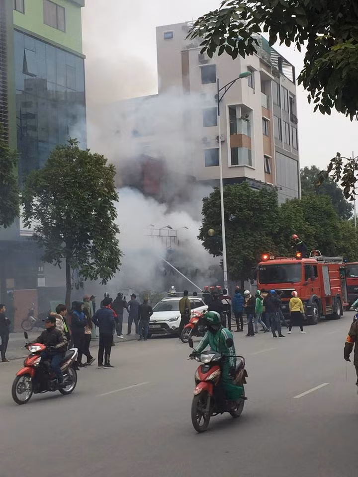 Một lãnh đạo Công an phường Quan Hoa cho biết, đến khoảng 9h15 ngọn cùng ngày ngọn lửa cơ bản đã được khống chế.