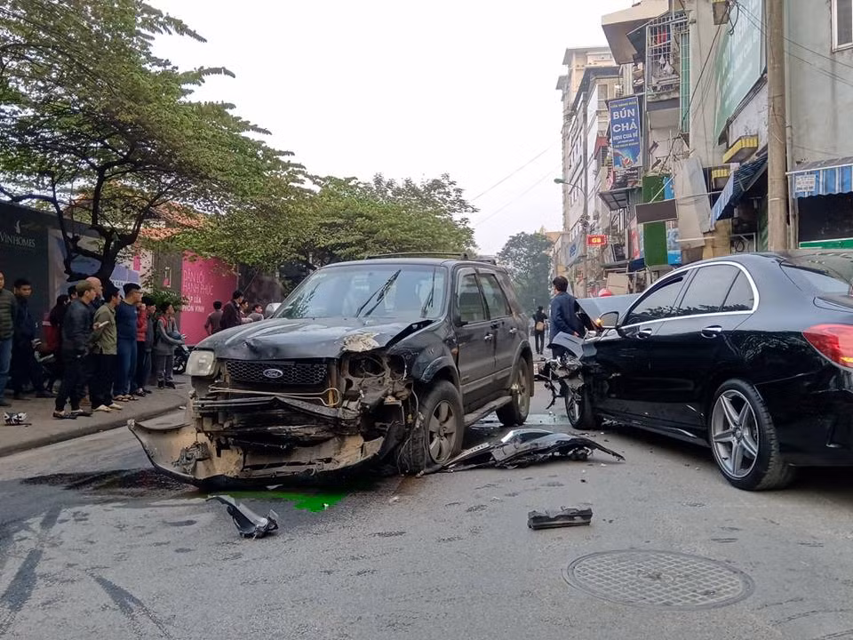 Sau cú đâm với ô tô ngược chiều, "xe điên" dừng lại trước nhà số 128 phố Ngọc Khánh.