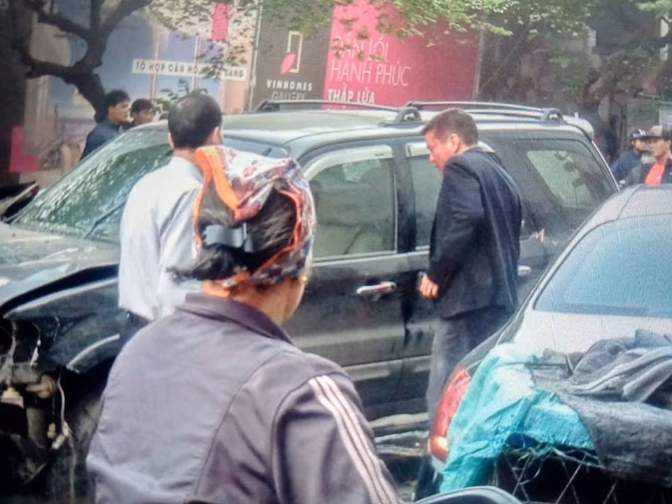 Người dân cho biết, người điều khiển "xe điên" cũng bị thương nhẹ.