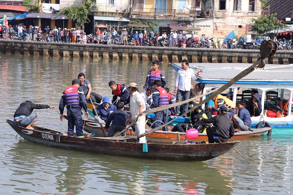 Cơ quan chức năng Quảng Nam cũng đã trục vớt thành công và đưa phương tiện là xe ô tô 4 chỗ BS 43A-330.45, lên bờ. 