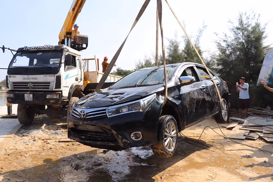  Hiện con gái vợ chồng anh Chu Tùng Giang, là cháu Chu Ngân Linh - người may mắn sống sót, vẫn đang trong trạng thái hoảng loạn.