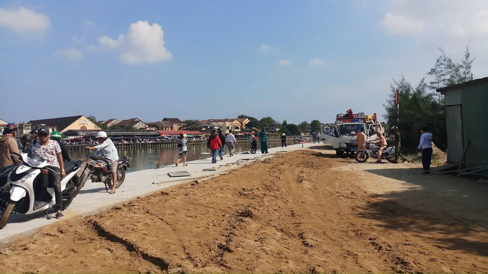 Như đã thông tin, vào khoảng 1 giờ sáng ngày 25/1, xe ô tô 4 chỗ BS 43A-330.45, do anh Chu Tùng Giang (42 tuổi, ở Q.Cầu Giấy, Hà Nội) điều khiển, chở theo vợ là chị Đào Thị Hiền (42 tuổi) và con gái là Chu Ngân Linh (14 tuổi) cùng con trai là Chu Thế Phúc Hưng (6 tuổi), chạy men theo bờ kè P.Cẩm Nam (TP.Hội An). Khi đến ngã 3 (đoạn thuộc khối phố Xuyên Trung, P.Cẩm Nam) thì chiếc ô tô bất ngờ lao thẳng xuống sông Hoài.