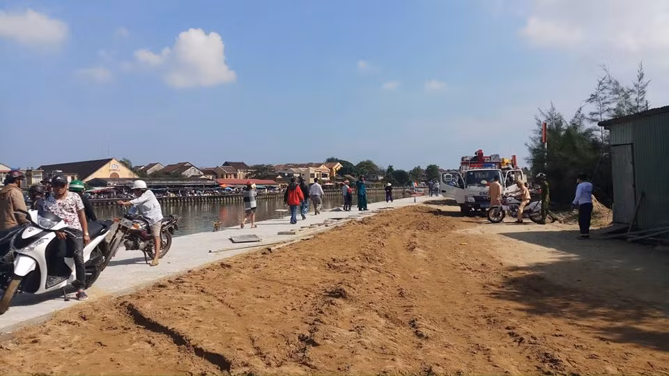 Như đã thông tin, vào khoảng 1 giờ sáng ngày 25/1, xe ô tô 4 chỗ BS 43A-330.45, do anh Chu Tùng Giang (42 tuổi, ở Q.Cầu Giấy, Hà Nội) điều khiển, chở theo vợ là chị Đào Thị Hiền (42 tuổi) và con gái là Chu Ngân Linh (14 tuổi) cùng con trai là Chu Thế Phúc Hưng (6 tuổi), chạy men theo bờ kè P.Cẩm Nam (TP.Hội An). Khi đến ngã 3 (đoạn thuộc khối phố Xuyên Trung, P.Cẩm Nam) thì chiếc ô tô bất ngờ lao thẳng xuống sông Hoài.