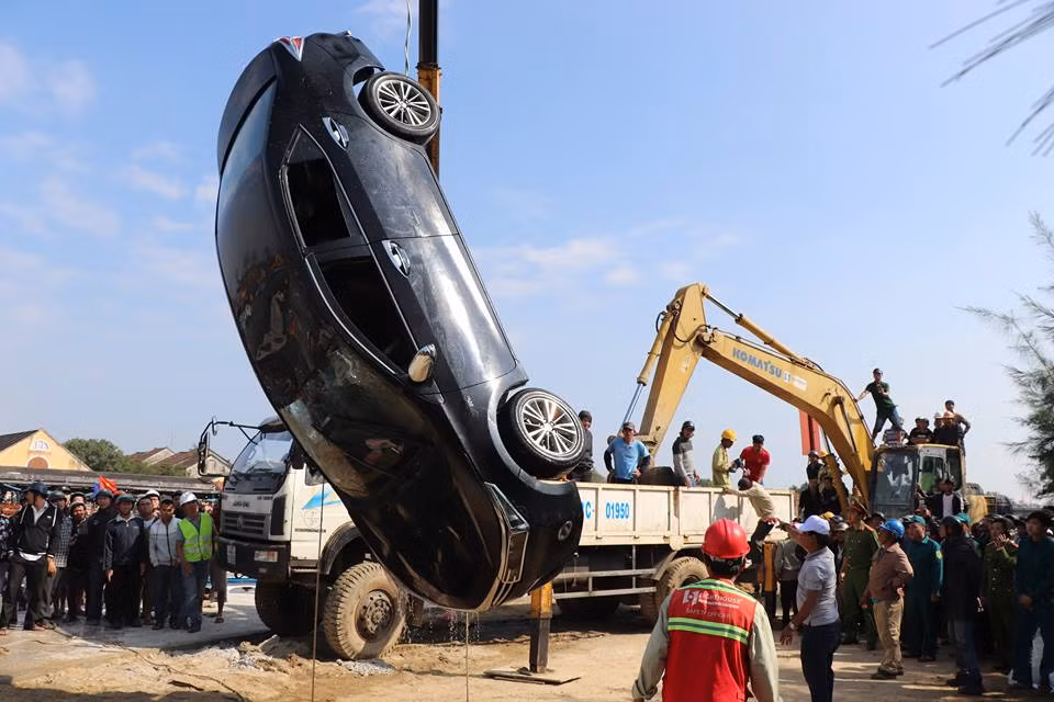 Khi trục vớt chiếc ô tô dưới lòng sông lên để điều tra nguyên nhân vụ tai nạn, cơ quan chức năng tiếp tục phát hiện thi thể cháu Hưng nằm bên trong ô tô.