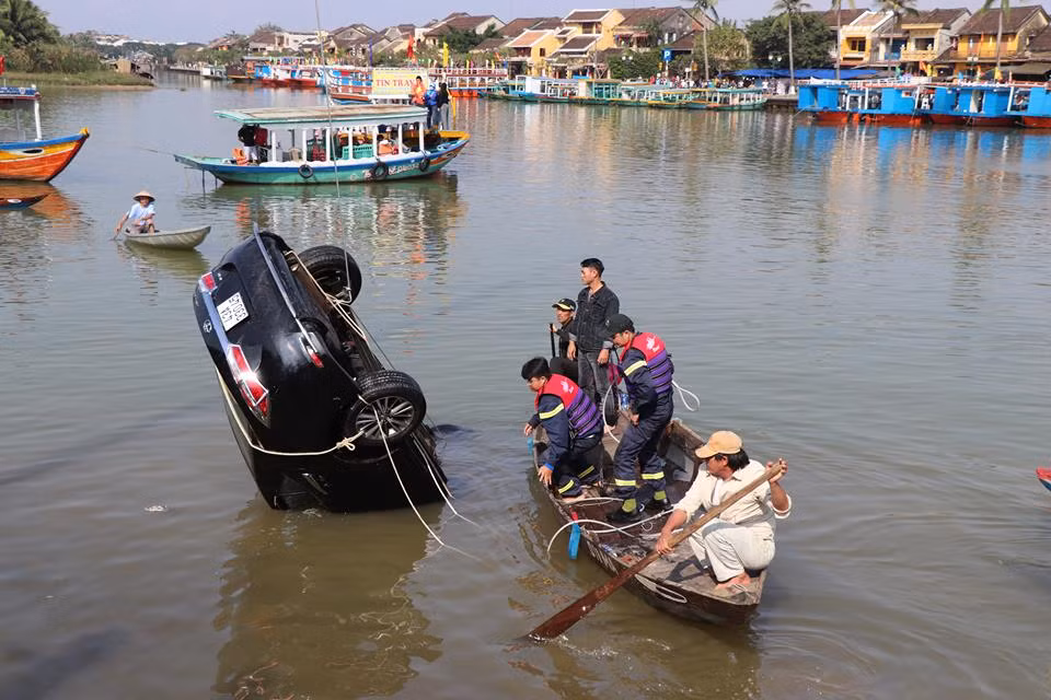 Do chiếc ô tô bị chìm ở độ sâu khoảng 5 m dưới lòng sông nên công tác tìm kiếm thi thể cháu Hưng gặp nhiều khó khăn. 