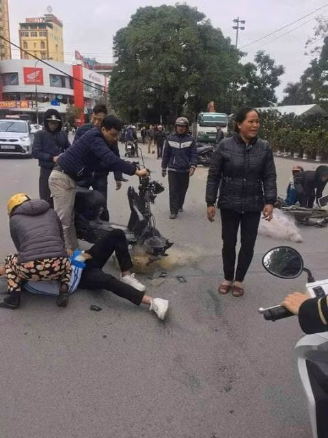 Ảnh do người dân chụp lại tại hiện trường vụ tai nạn chiều 17/1.