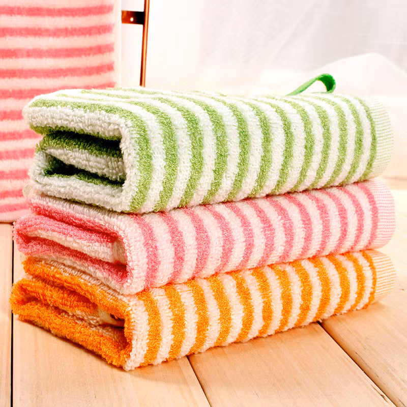 Khi mua khăn mặt, bạn nên chú đến chất liệu của nó. Hãy chọn loại khăn mặt làm từ 100% cotton hoặc vải bông mềm mại để tránh làm da bị tổn thương trong quá tình sử dụng. (Nguồn Alicdn)