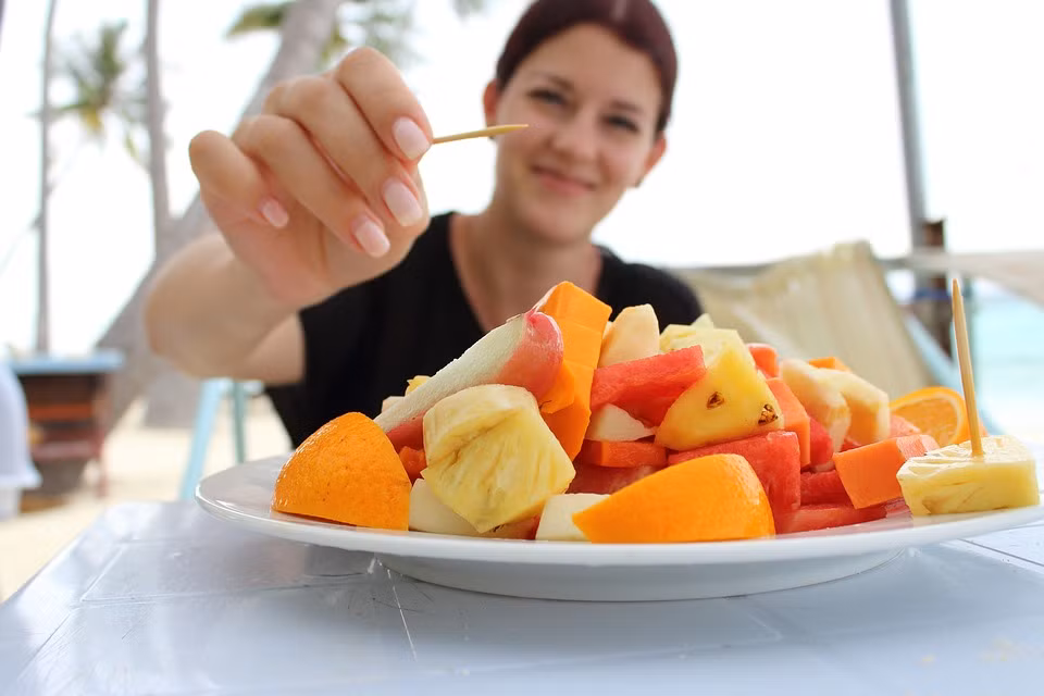 Ăn trái cây để tráng miệng ngay sau bữa ăn là thói quen xấu của hầu hết chúng ta. Thói quen này tạo gánh nặng cho dạ dày, khiến dạ dày phải hoạt động hết công suất để tiêu hóa cả lượng thức ăn lẫn hoa quả. (Nguồn Postinghealth)