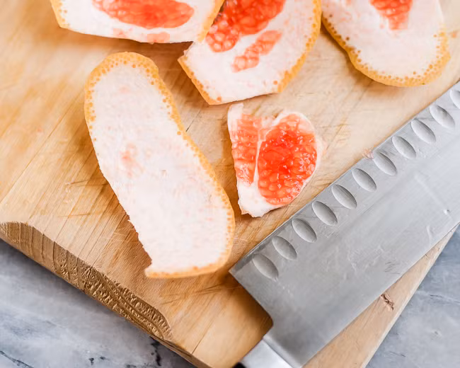 Ngoài ra, vỏ bưởi có chữa được chứng khó tiêu. Bạn chỉ cần thái vỏ bưởi thành sợi rồi ngâm với đường tỏng 1 tuần, sau đó lấy nước bưởi ngâm này uống mỗi khi ăn không tiêu. (Nguồn Helloglow)