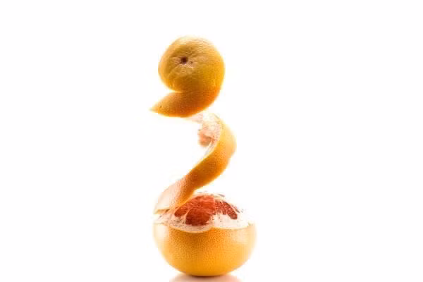 Với hàm lượng vitamin A, vitamin C và chất chống oxy hóa cao, vỏ bưởi có tác dụng làm trắng da, giúp da mịn màng và căng tràn sức sống. (Nguồn Dcdn)