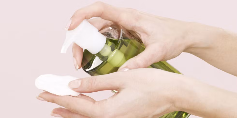 Đây là sai lầm bạn cần loại bỏ ngay. Việc vỗ mạnh và lâu lên mặt khiến da mặt có thể bị tổn thương, khiến da càng nhanh lão hóa hơn. (Nguồn Ghk)