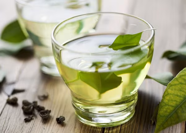 Trà xanh có hàm lượng caffeine cao giúp bạn tỉnh táo. Đồng thời, loại nước uống rẻ tiền này còn cải thiện lưu thông máu và làm thư giãn hệ thần kinh, do đó sẽ giúp bạn bắt đầu trở lại công việc một cách nhanh nhất. (Nguồn Healthywomen)