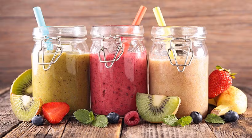 Sinh tố và nước ép rau tươi chứa nhiều vitamin, khoáng chất, giúp bạn lấy lại năng lượng và tỉnh táo nhanh chóng, đồng thời giúp cải thiện chức năng hệ thần kinh, đánh thức các cơ quan trong cơ thể. (Nguồn Modna)