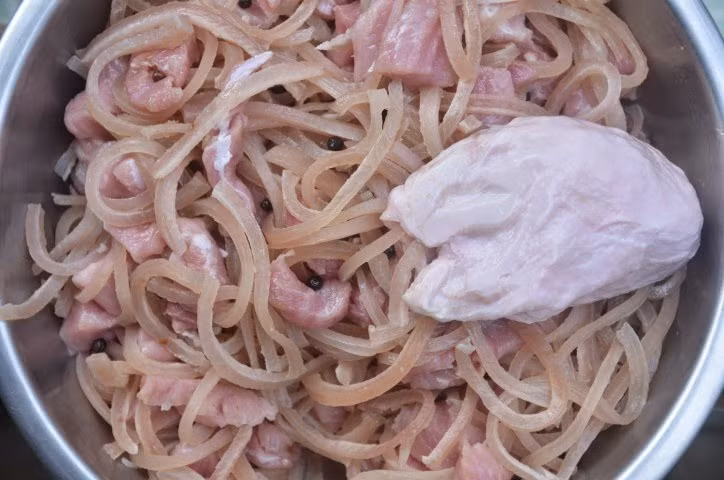 Bên cạnh đó, bì lợn có tính mát nên còn có công dụng lớn trong việc giải nhiệt và hỗ trợ hô hấp. (Nguồn Blogspot)