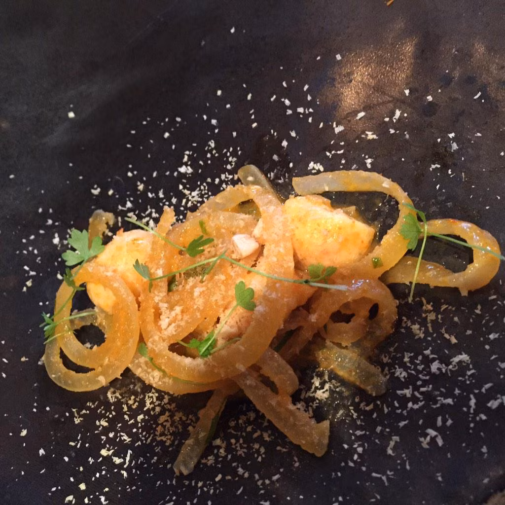 Theo Đông y, bì lợn có tác dụng bổ âm. Vì vậy, chị em phụ nữ có thể bổ sung bì lợn vào thực đơn của mình để giúp tóc mềm mượt và giảm các nếp nhăn trên da. (Nguồn Twimg)