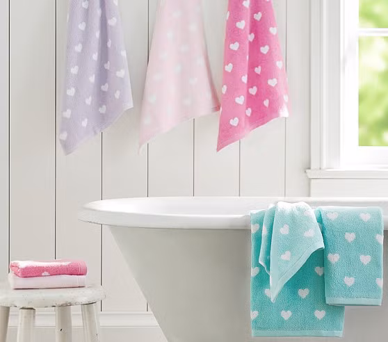 Sau khi sử dụng, bạn nên phơi khăn tắm ra ngoài nắng cho khô ráo thay vì treo trong phòng tắm để hạn chế vi khuẩn, nấm mốc hình thành và phát triển. (Nguồn Potterybarnkids)