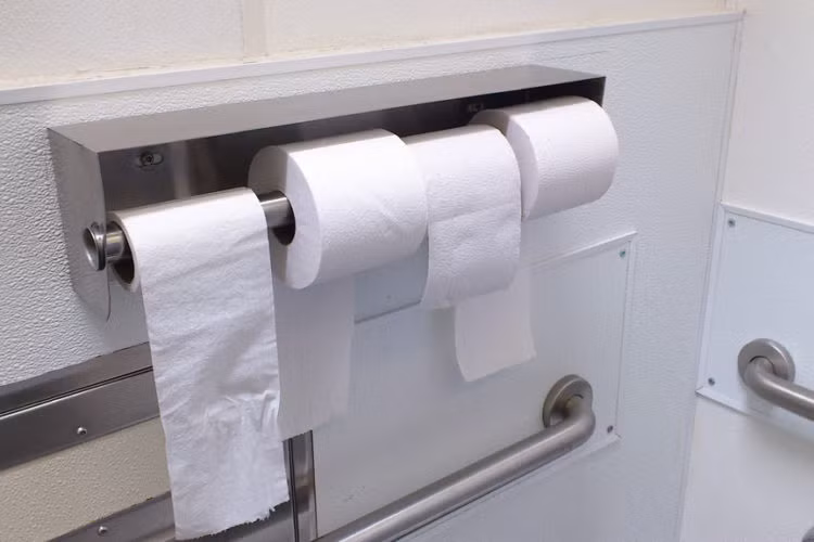 Ngoài ra, giấy vệ sinh nên được sử dụng đúng chức năng của nó. Bạn không nên dùng giấy vệ sinh cho nhiều mục đích khác nhau để đảm bảo an toàn cho sức khỏe. (Nguồn Simplemost)