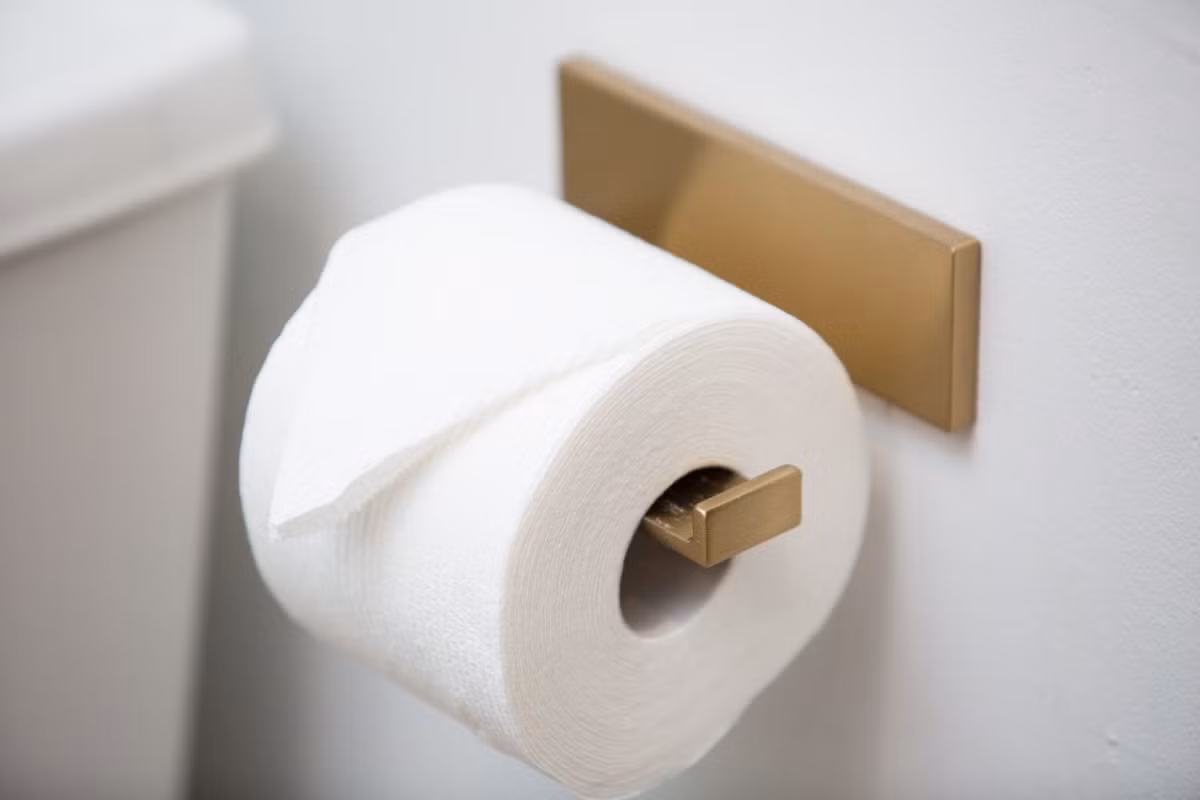 Nhiều người thường dùng giấy vệ sinh thay giấy ăn để lau chùi bát đũa. Việc làm này tưởng chừng như vô hại nhưng thực ra lại càng làm cho bát đũa trở nên bẩn hơn. (Nguồn Thestar)