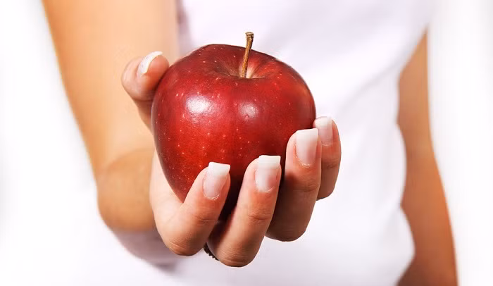 Ngoài ra, táo cũng là loại trái cây giúp cải thiện tình trạng khô hạn của “cô bé” rất tốt. (Nguồn Healtholino)