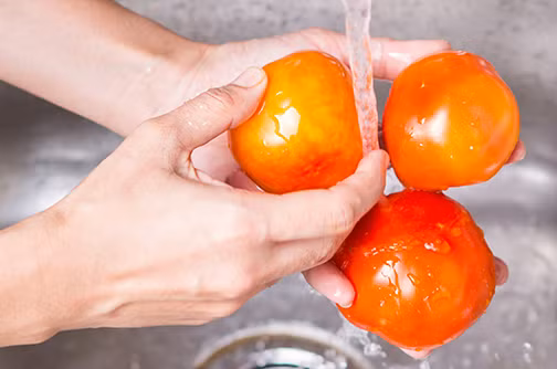 Muối có tác dụng diệt khuẩn trong khi giấm có thể tiêu diệt bọ, côn trùng nhỏ ẩn nấp trong rau xanh. Dung dịch nước muối và chanh là dung dịch an toàn tuyệt đối để ngâm rau củ quả. (Nguồn Wpengine)