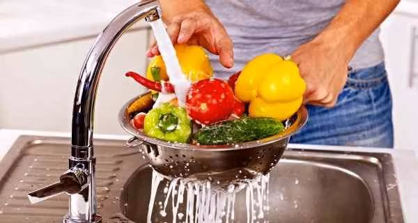 Ngoài ra, bạn có thể sử dụng dung dịch nước muối và chanh để rửa rau quả cũng rất hiệu quả mà lại an toàn. (Nguồn Thehealthsite)