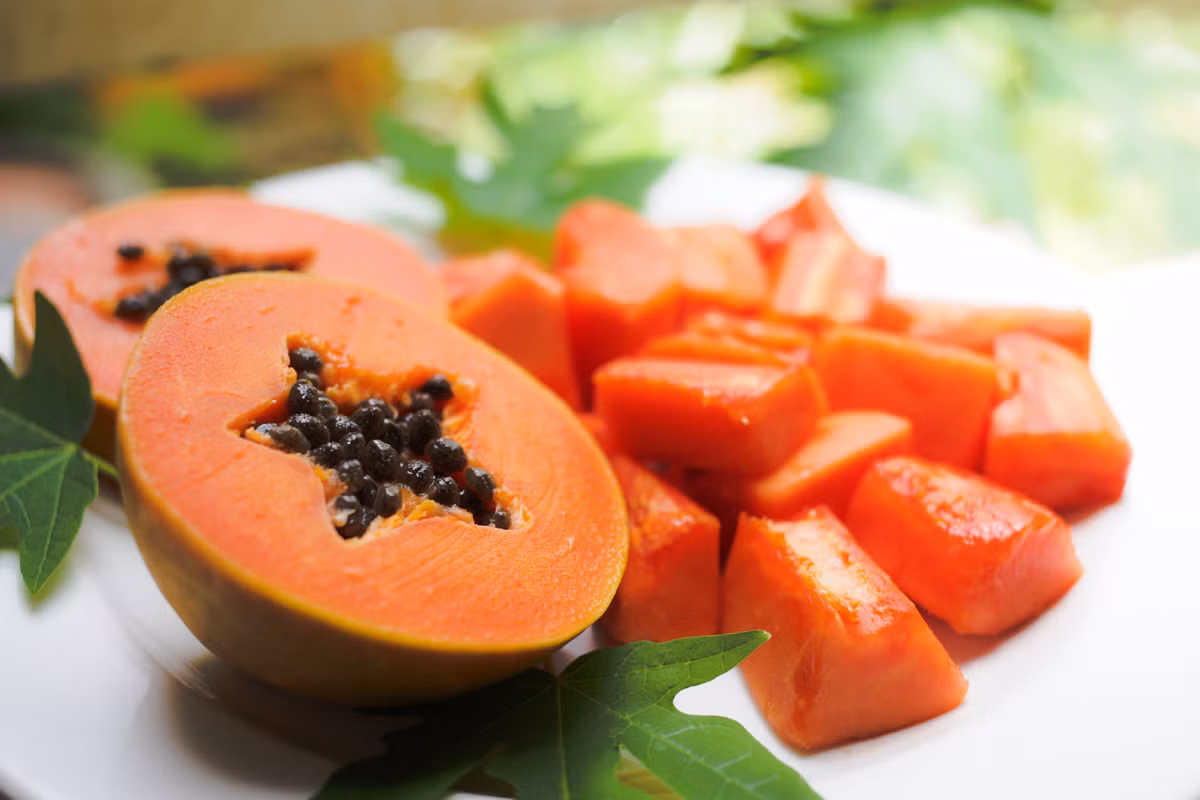  Đu đủ chín chứa một loạt các loại vitamin thiết yếu như vitamin A, vitamin C, vitamin B1, vtiamin B2 có tác dụng giúp da căng mịn và sáng bóng hơn. (Nguồn Ititropicals)